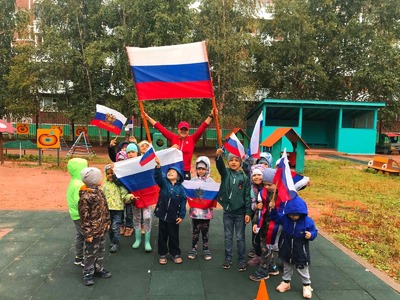 22 августа-День Российского флага